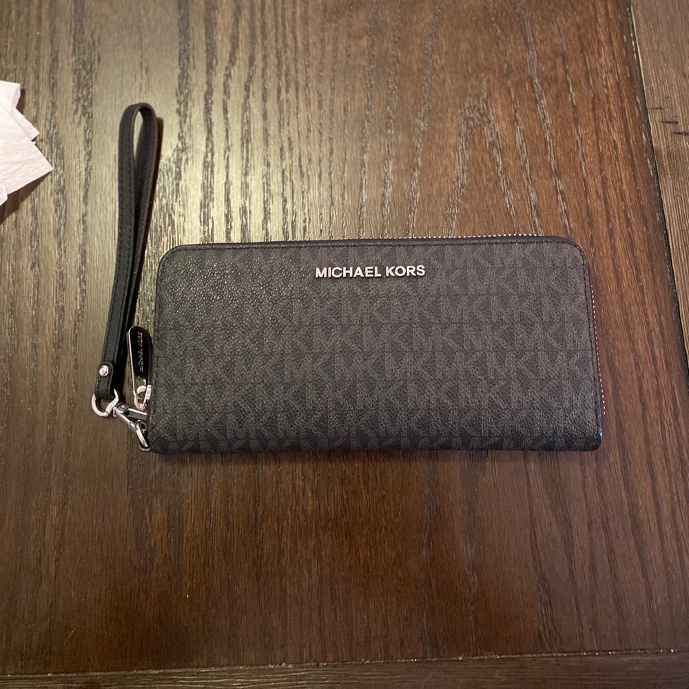 [SOLD]Michael Kors Wristlet Wallet
